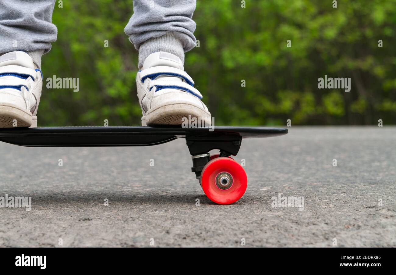 Junge Person reitet auf Skateboard Stockfoto