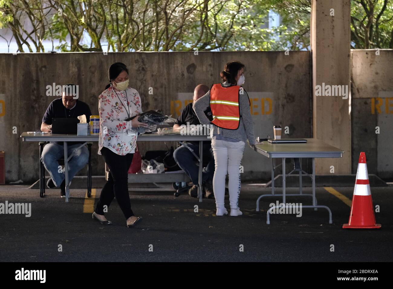 Portland, USA. April 2020. Schulmitarbeiter geben Chromebooks und andere Fernschulmaterialien am 9. April 2020 in der Zentrale der Portland Public Schools in Portland, Ore. heraus. Gouverneur Brown kündigte gestern an, dass alle öffentlichen Schulen des Staates wegen der Coronavirus-Pandemie für den Rest des akademischen Jahres geschlossen werden. (Foto von Alex Milan Tracy/Sipa USA) Credit: SIPA USA/Alamy Live News Stockfoto
