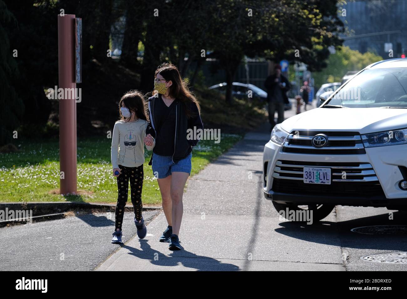 Portland, USA. April 2020. Eine Mutter und eine Tochter kommen am Hauptsitz der Portland Public Schools an, um am 9. April 2020 ein Chromebook und andere Fernlernmaterialien in Portland, Ore. abzuholen. Gouverneur Brown kündigte gestern an, dass alle öffentlichen Schulen des Staates wegen der Coronavirus-Pandemie für den Rest des akademischen Jahres geschlossen werden. (Foto von Alex Milan Tracy/Sipa USA) Credit: SIPA USA/Alamy Live News Stockfoto