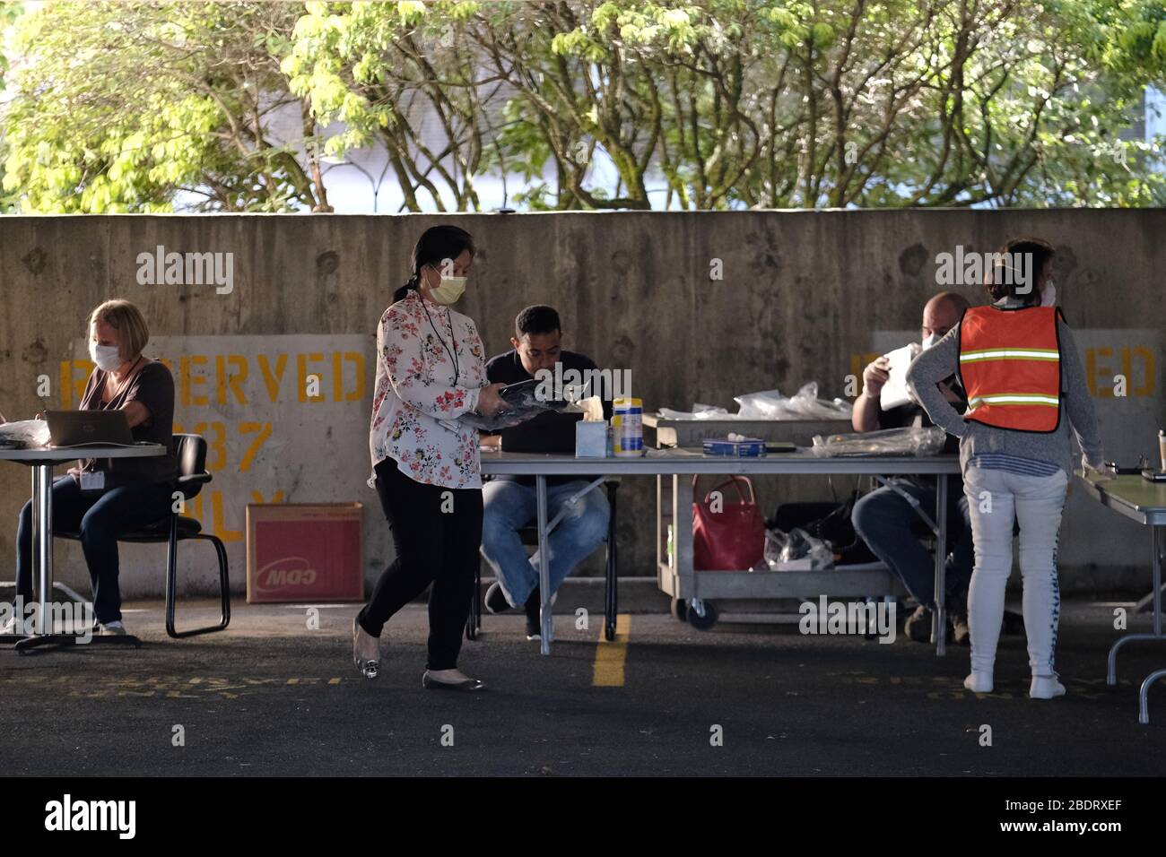 Portland, USA. April 2020. Schulmitarbeiter geben Chromebooks und andere Fernschulmaterialien am 9. April 2020 in der Zentrale der Portland Public Schools in Portland, Ore. heraus. Gouverneur Brown kündigte gestern an, dass alle öffentlichen Schulen des Staates wegen der Coronavirus-Pandemie für den Rest des akademischen Jahres geschlossen werden. (Foto von Alex Milan Tracy/Sipa USA) Credit: SIPA USA/Alamy Live News Stockfoto