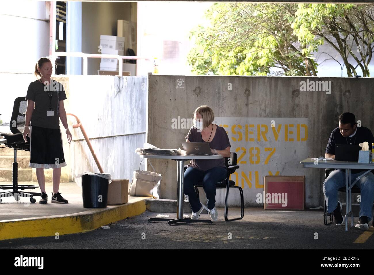 Portland, USA. April 2020. Schulmitarbeiter geben Chromebooks und andere Fernschulmaterialien am 9. April 2020 in der Zentrale der Portland Public Schools in Portland, Ore. heraus. Gouverneur Brown kündigte gestern an, dass alle öffentlichen Schulen des Staates wegen der Coronavirus-Pandemie für den Rest des akademischen Jahres geschlossen werden. (Foto von Alex Milan Tracy/Sipa USA) Credit: SIPA USA/Alamy Live News Stockfoto