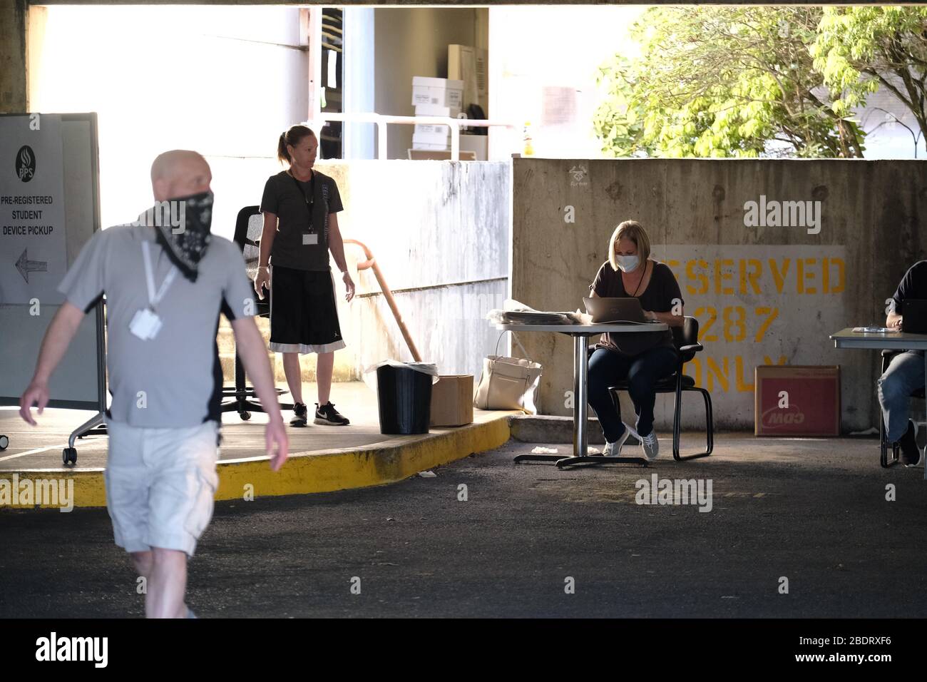 Portland, USA. April 2020. Schulmitarbeiter geben Chromebooks und andere Fernschulmaterialien am 9. April 2020 in der Zentrale der Portland Public Schools in Portland, Ore. heraus. Gouverneur Brown kündigte gestern an, dass alle öffentlichen Schulen des Staates wegen der Coronavirus-Pandemie für den Rest des akademischen Jahres geschlossen werden. (Foto von Alex Milan Tracy/Sipa USA) Credit: SIPA USA/Alamy Live News Stockfoto
