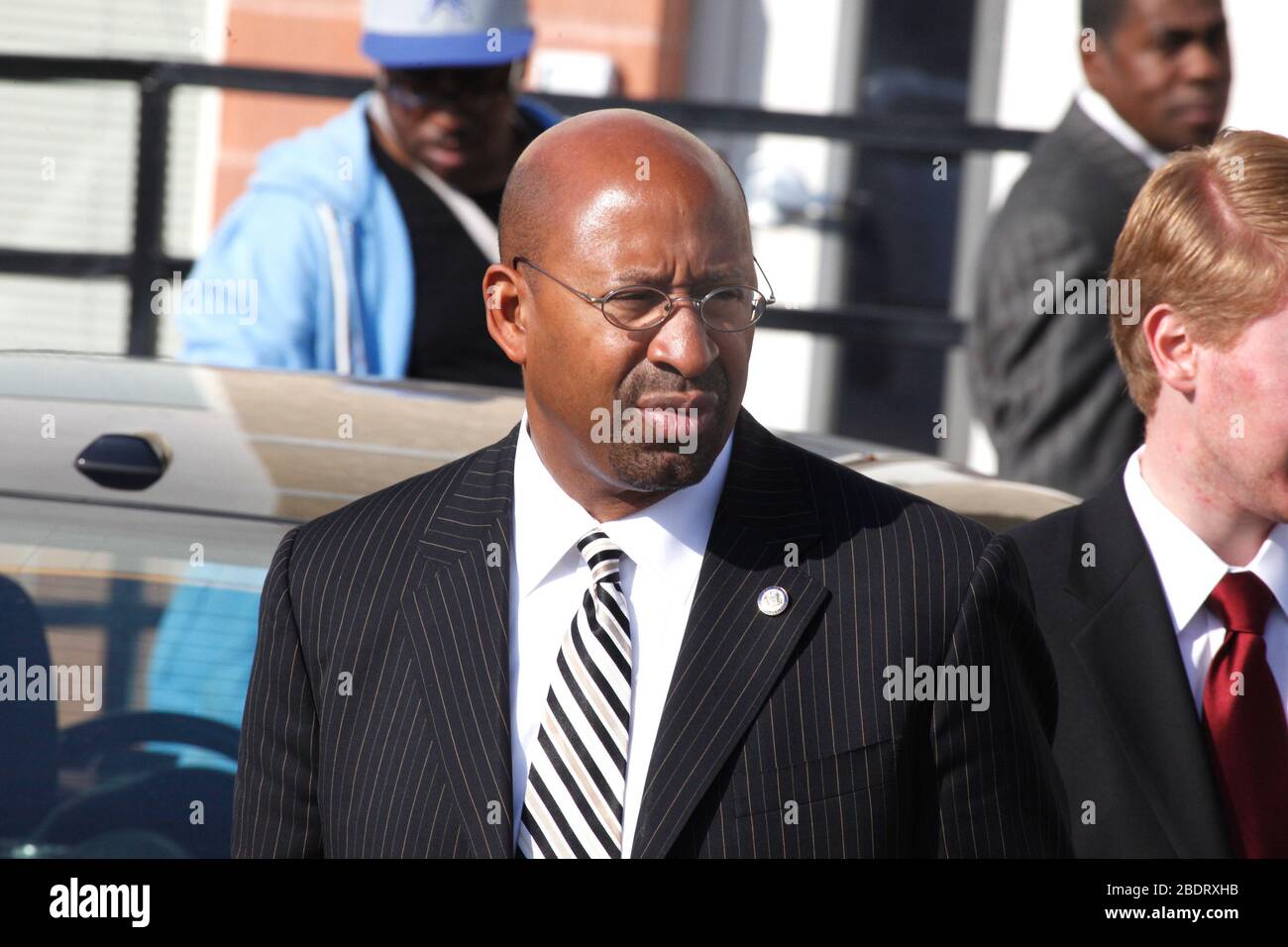 Bürgermeister Michael Nutter bei Joe Fraziers privater Beerdigung in der Enon Tabernacle Baptist-Kirche in Philadelphia, PA am 14. November 2011 Kredit: Scott Weiner/MediaPunch Stockfoto