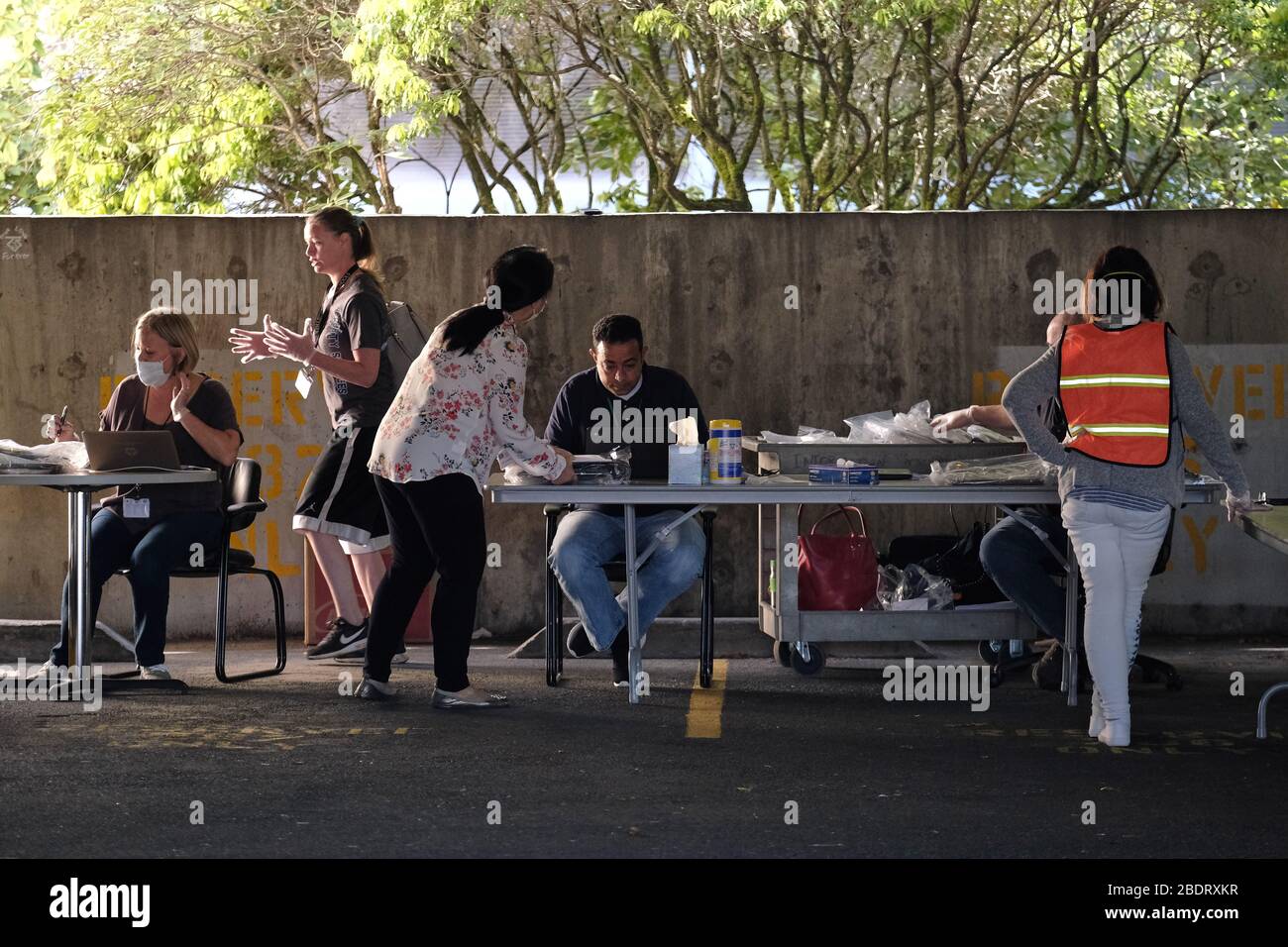 Portland, USA. April 2020. Schulmitarbeiter geben Chromebooks und andere Fernschulmaterialien am 9. April 2020 in der Zentrale der Portland Public Schools in Portland, Ore. heraus. Gouverneur Brown kündigte gestern an, dass alle öffentlichen Schulen des Staates wegen der Coronavirus-Pandemie für den Rest des akademischen Jahres geschlossen werden. (Foto von Alex Milan Tracy/Sipa USA) Credit: SIPA USA/Alamy Live News Stockfoto