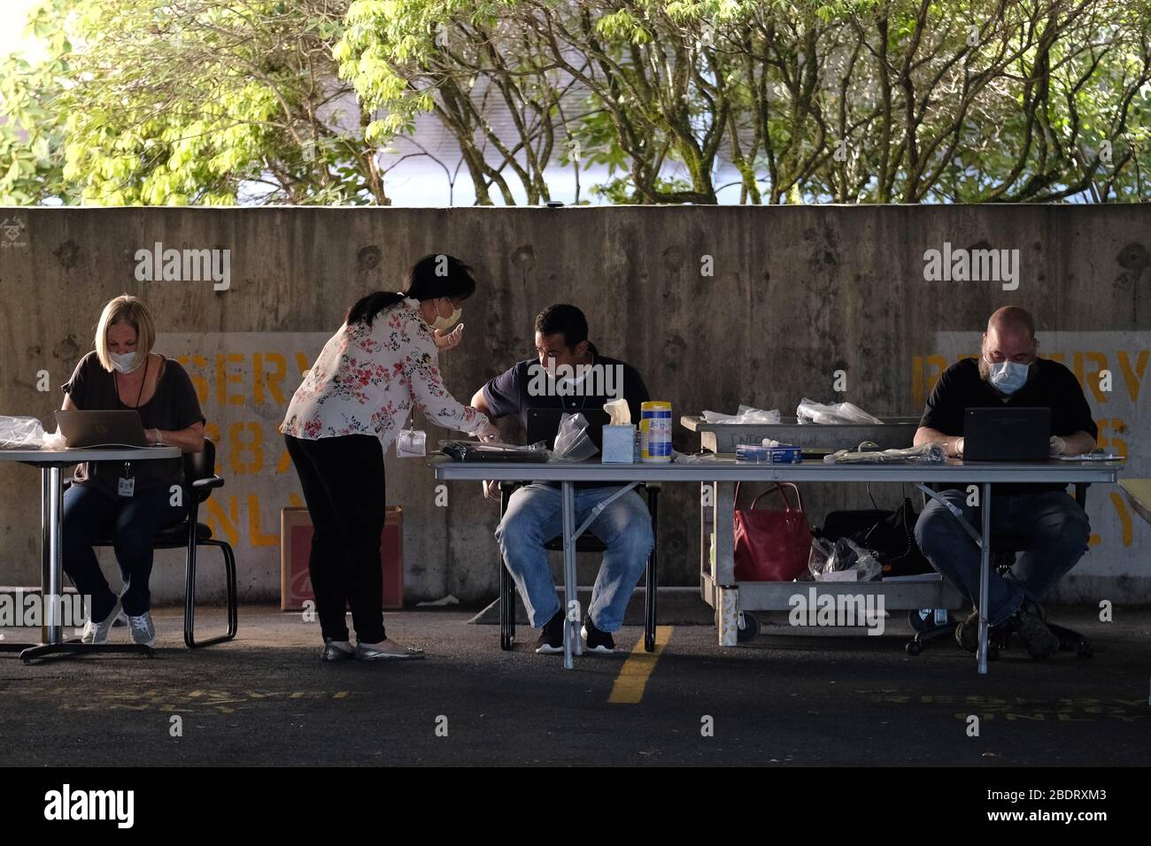 Portland, USA. April 2020. Schulmitarbeiter geben Chromebooks und andere Fernschulmaterialien am 9. April 2020 in der Zentrale der Portland Public Schools in Portland, Ore. heraus. Gouverneur Brown kündigte gestern an, dass alle öffentlichen Schulen des Staates wegen der Coronavirus-Pandemie für den Rest des akademischen Jahres geschlossen werden. (Foto von Alex Milan Tracy/Sipa USA) Credit: SIPA USA/Alamy Live News Stockfoto