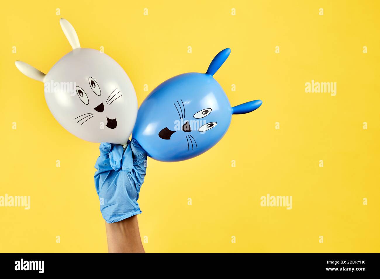 Weibliche Hände in medizinisch-chirurgischen Handschuhen halten niedlichen Osterhase. Ostern 2020 in Quarantäne während der COVID-19 Pandemie. Feiern Sie Easte Stockfoto