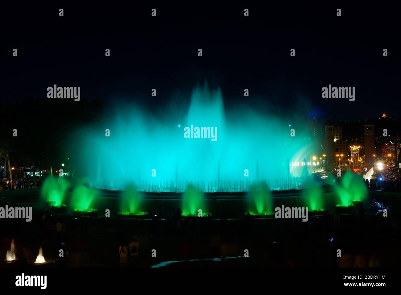 Wunderschöner magischer Brunnen in der Stadt barcelona Stockfoto