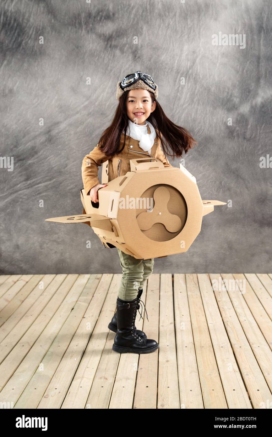 Glückliches Mädchen, das Papierflugzeuge fährt Stockfoto