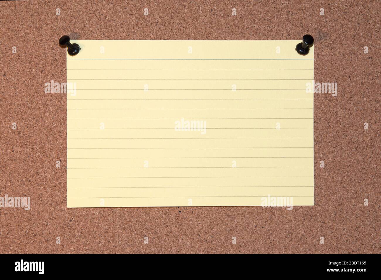 Korkbrett mit Tacks, gelbe Flash-Karte Stockfoto