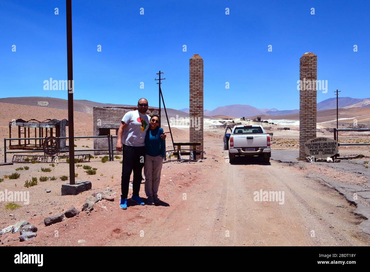 Zugang zur Mine La Casualidad. Das Schild rechts sagt: "Verboten, jede Art von Elementen zu entfernen. Municipio Tolar Grande'. Salta, Argentinien Stockfoto