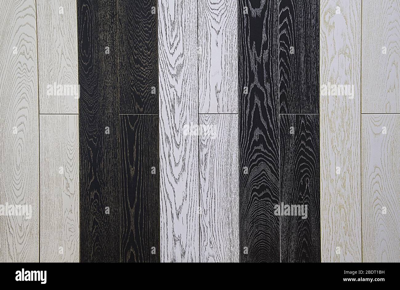 Holzbretter mit einem schwarzen und weißen Hintergrund mit einem Relief. Sind mit einer Patina von grau und Bronze Farbe bedeckt. Stockfoto