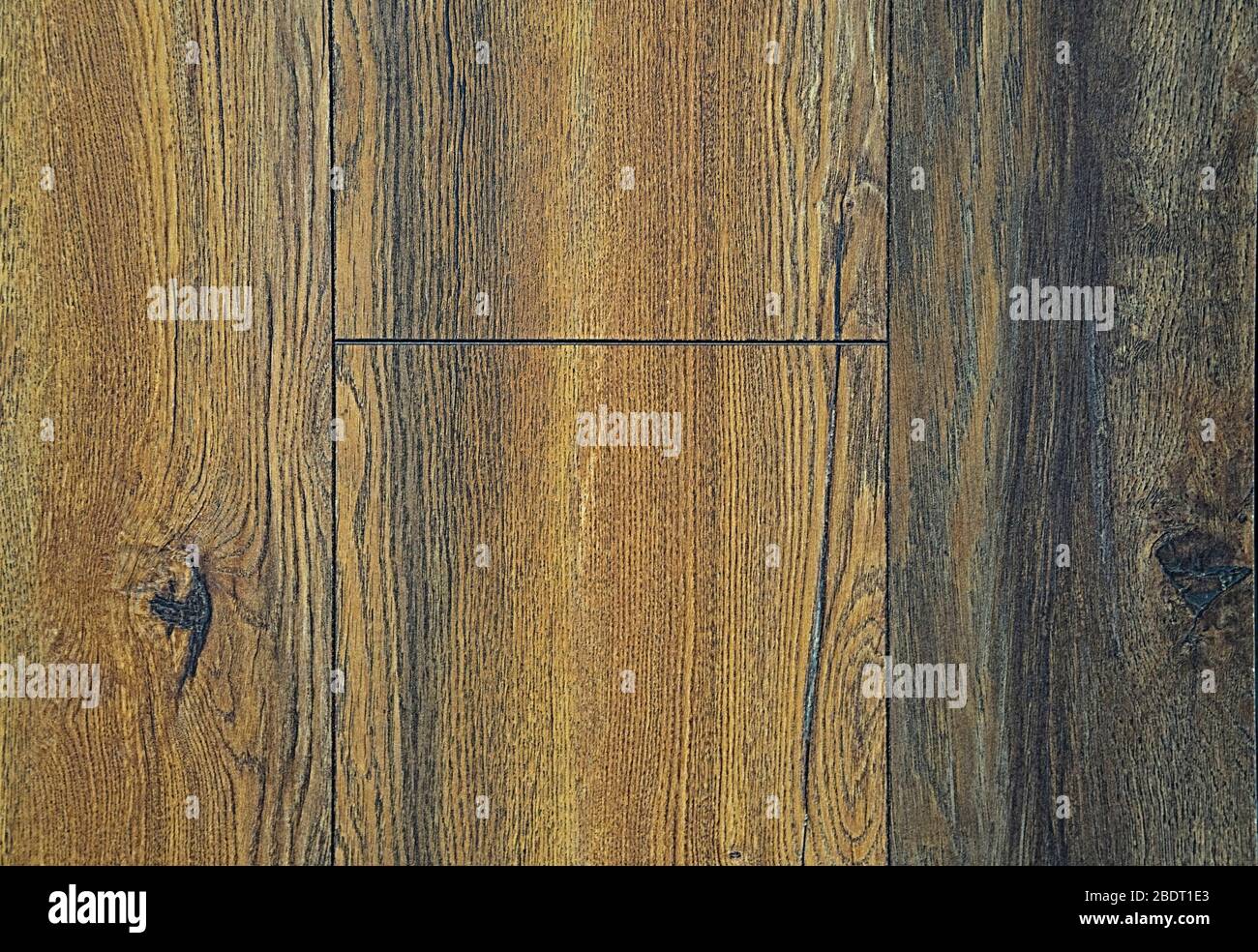 Textur von Holzböden. Grauer, gelber und blauer Hintergrund. Gewellter und knortiger Schnitt eines Baumes. Stockfoto