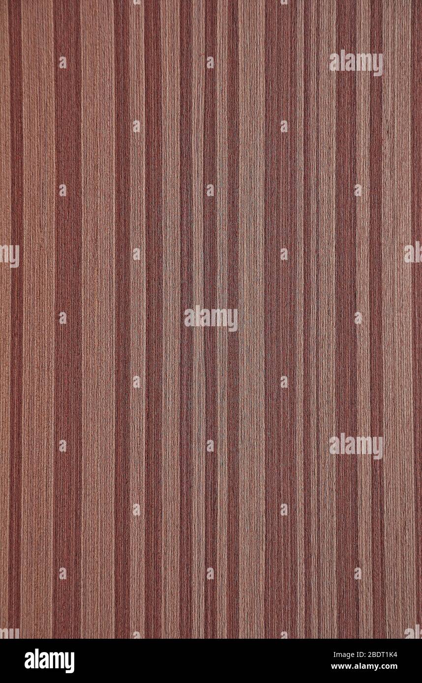 Holzstruktur. Glatte Streifen. Roter und bräunlicher Hintergrund. Stockfoto