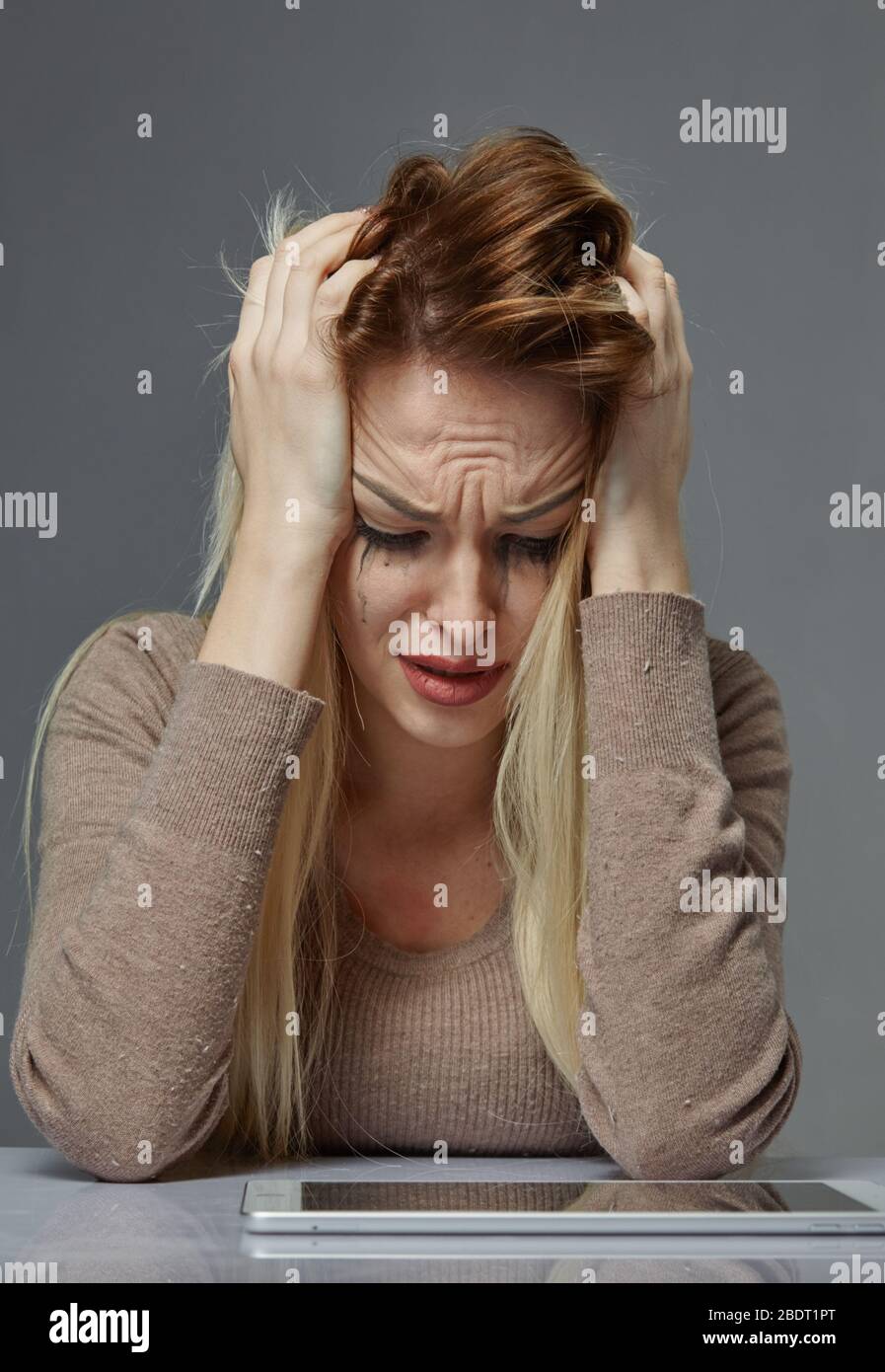 Frau, die unter Stress oder Kopfschmerzen leidet, während sie durch Schmerzen beleidigt wird Stockfoto
