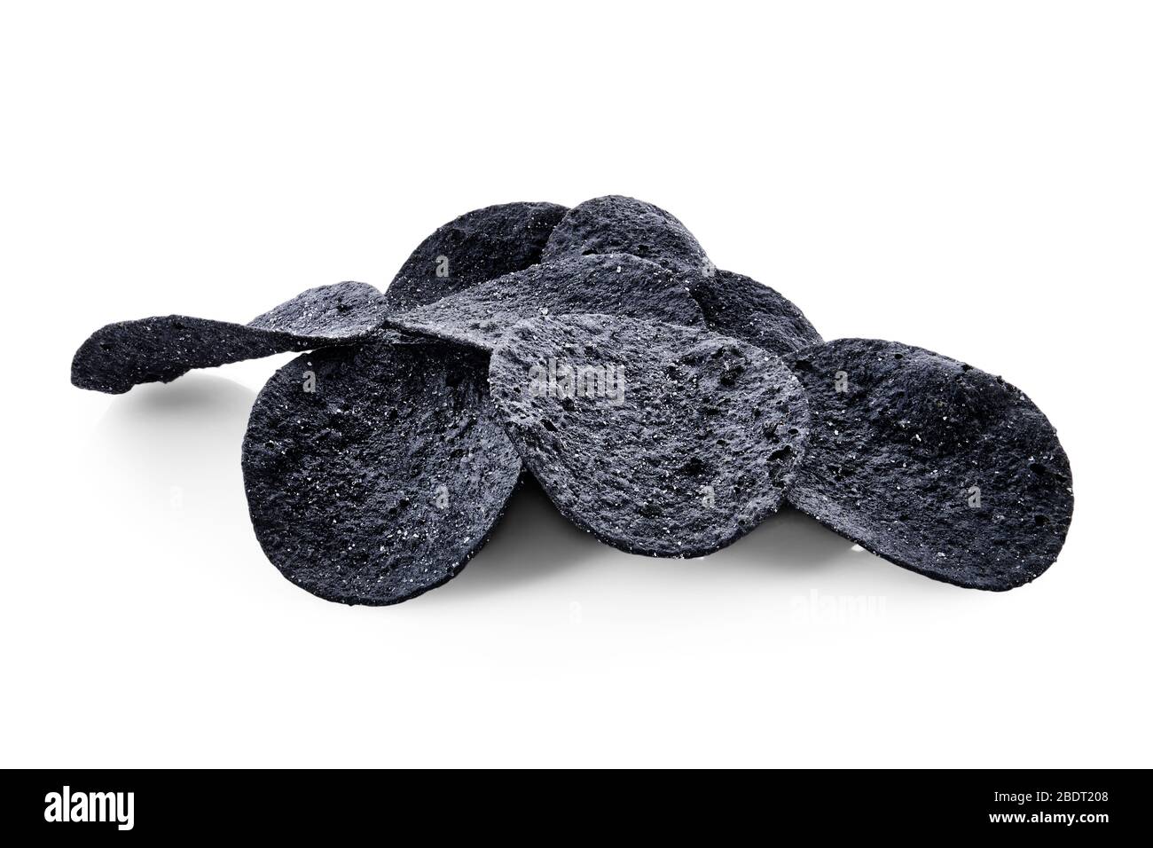 Schwarze knusprige würzige Kartoffelchips auf weißem Hintergrund mit voller Schärfentiefe isoliert Stockfoto