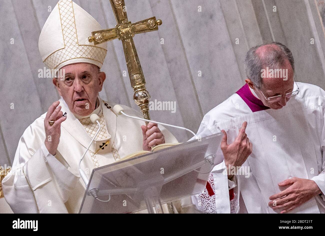 Rom, Staat Vatikanstadt, Staat Vatikanstadt. April 2020. April 2020 - Vatikanstadt (Heiliger Stuhl) - PAPST FRANZISKUS feiert die Messe des Abendmahls am Gründonnerstag mit der Eröffnung des Ostertriduums im Petersdom im Vatikan © EvandroInetti/Pool/Dibanez über ZUMA Wire Credit: Evandroinetti/ZUMA Wire/Alamy Live News Stockfoto