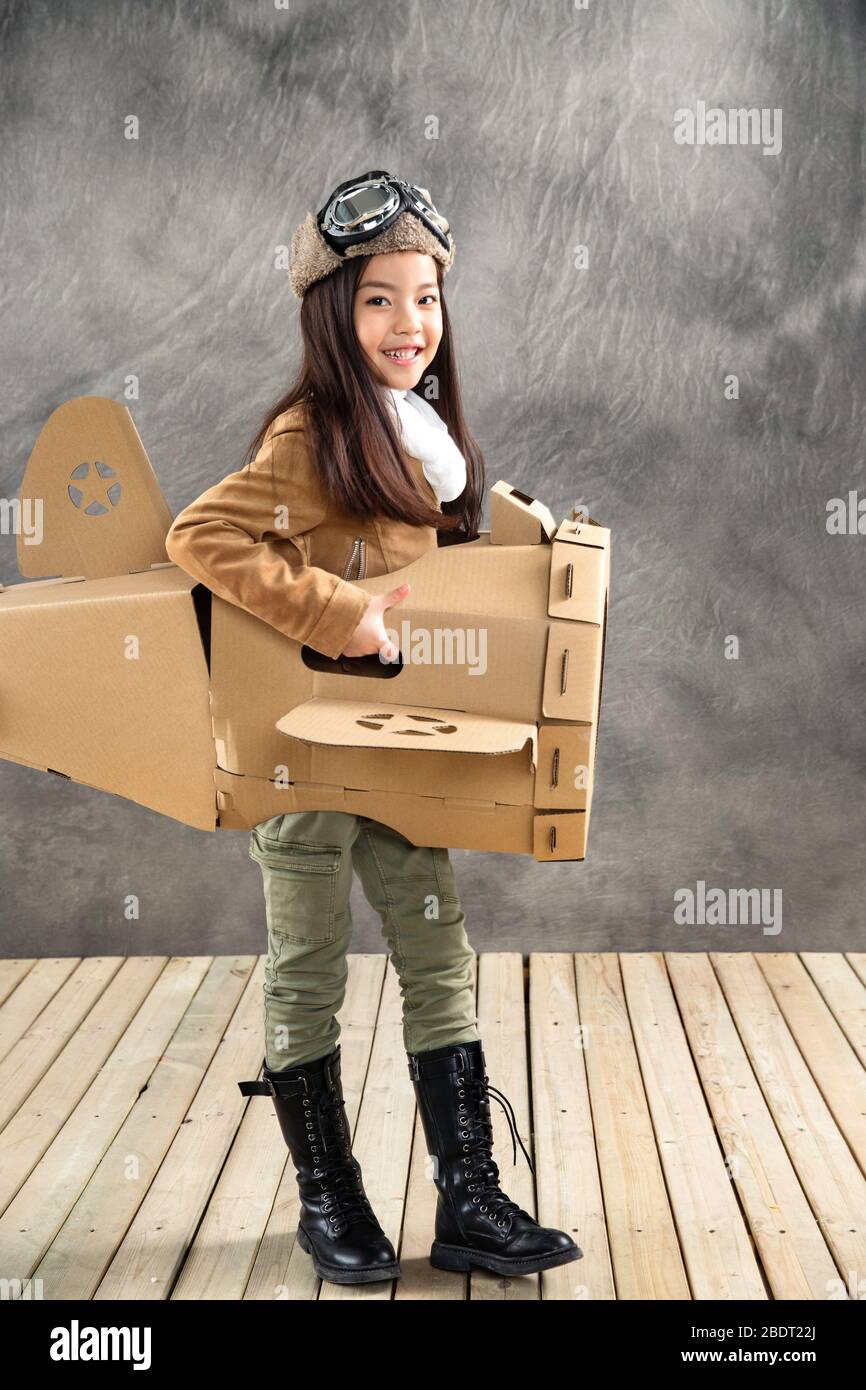 Glückliches Mädchen, das Papierflugzeuge fährt Stockfoto