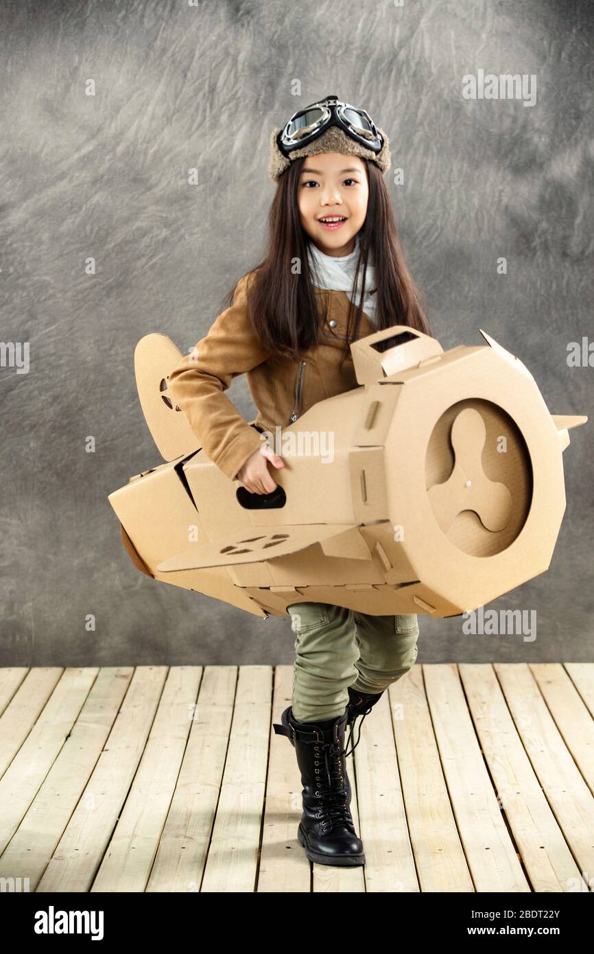 Glückliches Mädchen, das Papierflugzeuge fährt Stockfoto