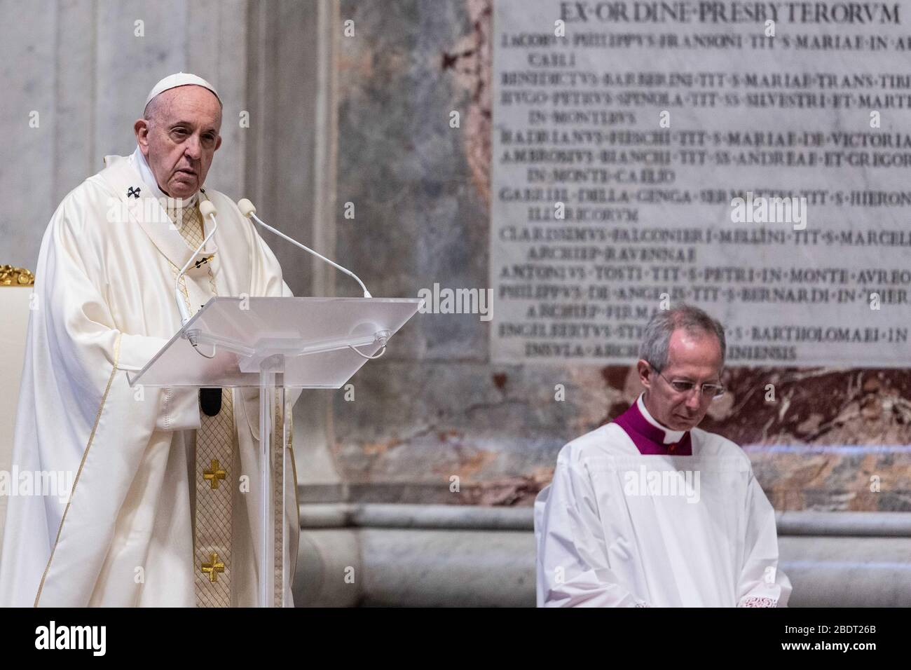 Rom, Staat Vatikanstadt, Staat Vatikanstadt. April 2020. April 2020 - Vatikanstadt (Heiliger Stuhl) - PAPST FRANZISKUS feiert die Messe des Abendmahls am Gründonnerstag mit der Eröffnung des Ostertriduums im Petersdom im Vatikan © EvandroInetti/Pool/Dibanez über ZUMA Wire Credit: Evandroinetti/ZUMA Wire/Alamy Live News Stockfoto