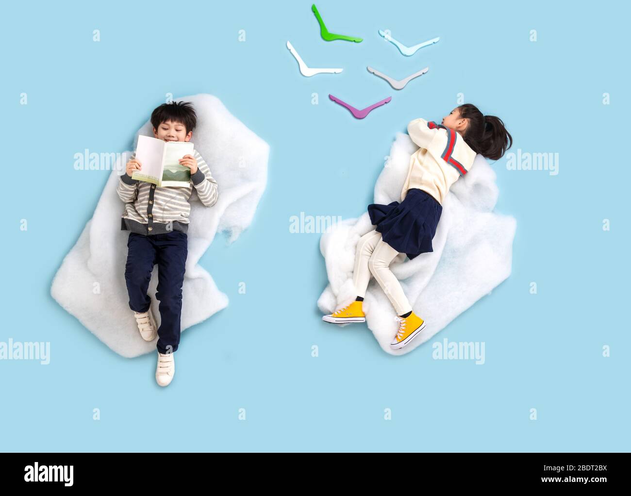 Fröhliches Kinderspiel zum Lesen auf der Wolke Stockfoto