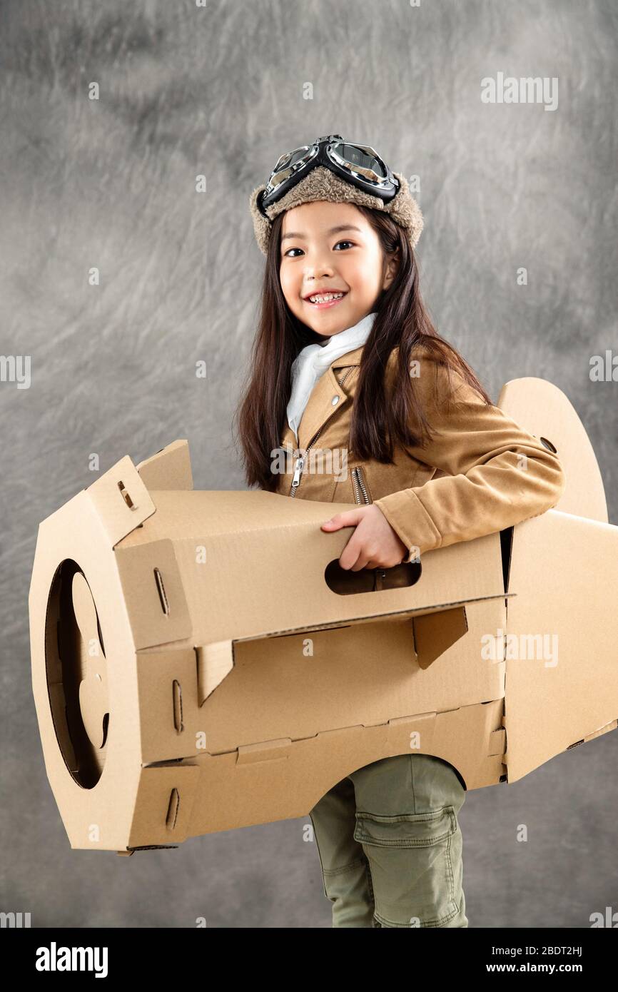 Glückliches Mädchen, das Papierflugzeuge fährt Stockfoto