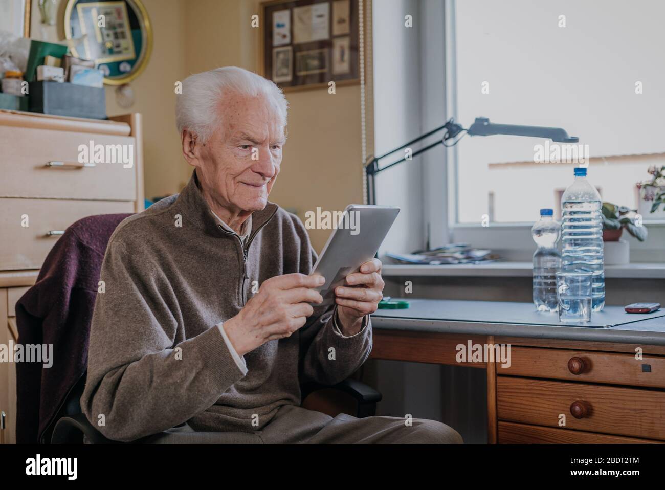 Positive Senior mit digitalem Tablet Stockfoto