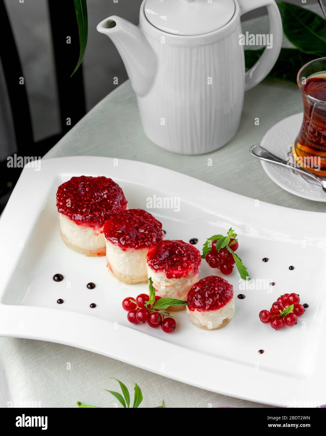 Kleiner, runder Käsekuchen aus roter Johannisbeere Stockfoto
