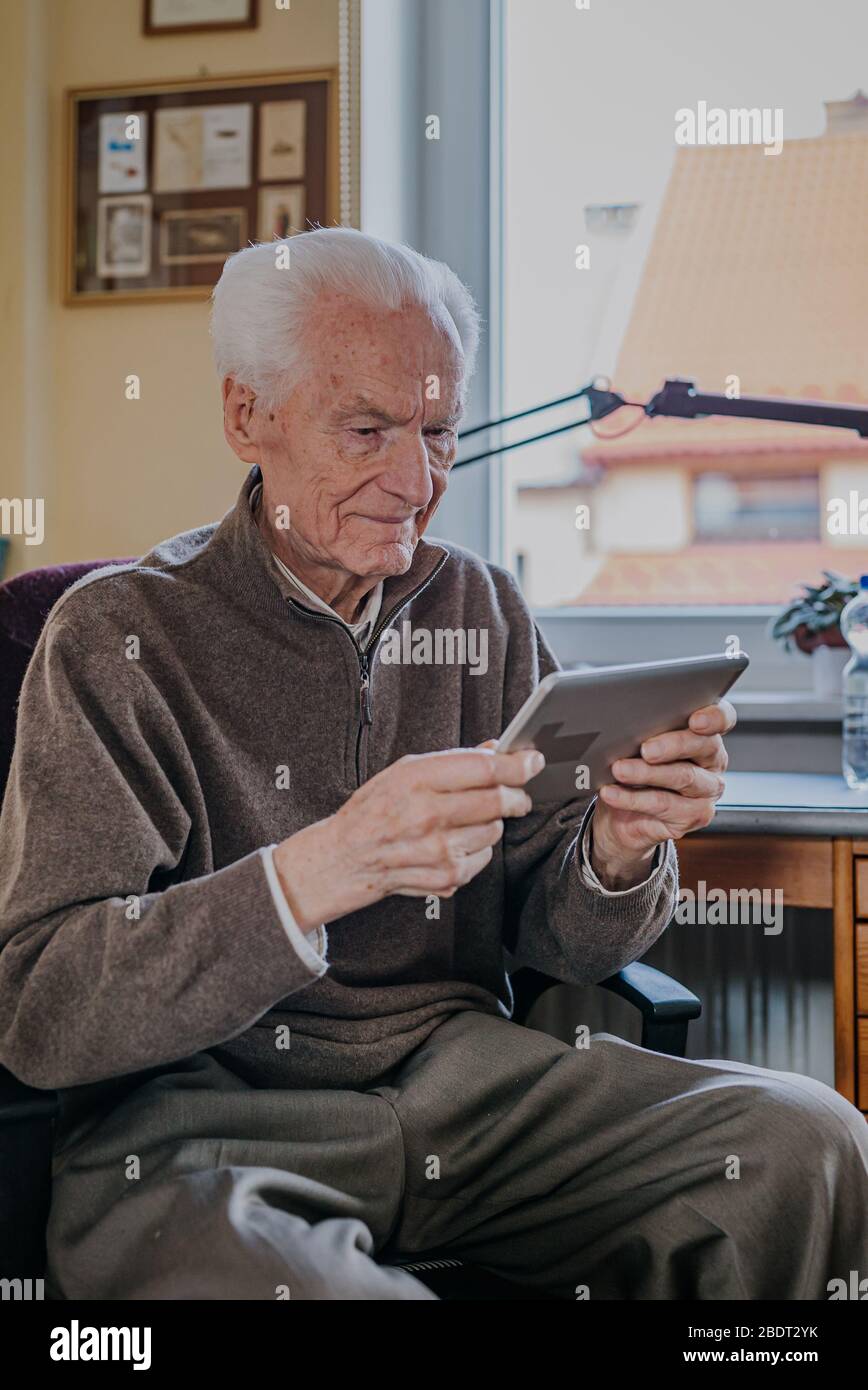 Positive Senior mit digitalem Tablet Stockfoto