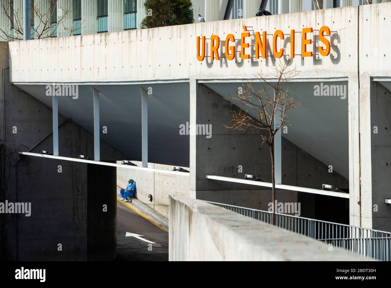 Krankenhaus del Mar, Barcelona. Eine Notfallschwester ruht nach einem harten Tag bei der Behandlung von Coronavirus-Patienten am Noteingang des Krankenhauses del Mar. Sp Stockfoto