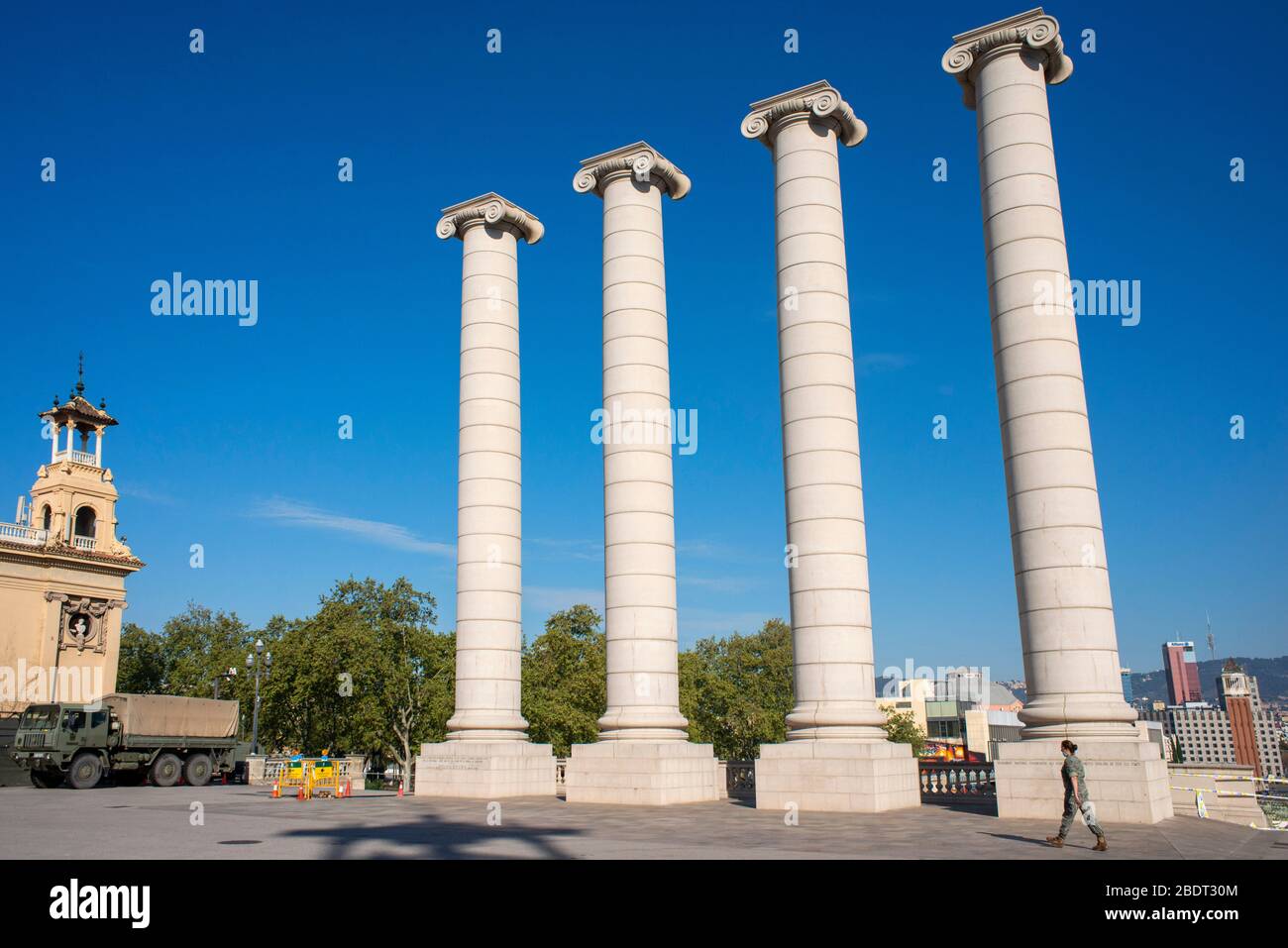 Kongresspalast in Monjuic, Barcelona, Spanien. Lager, das von der spanischen Armee eingerichtet wurde, um Obdachlose zu beherbergen. Spanien ist eines der am stärksten betroffenen Länder B. Stockfoto
