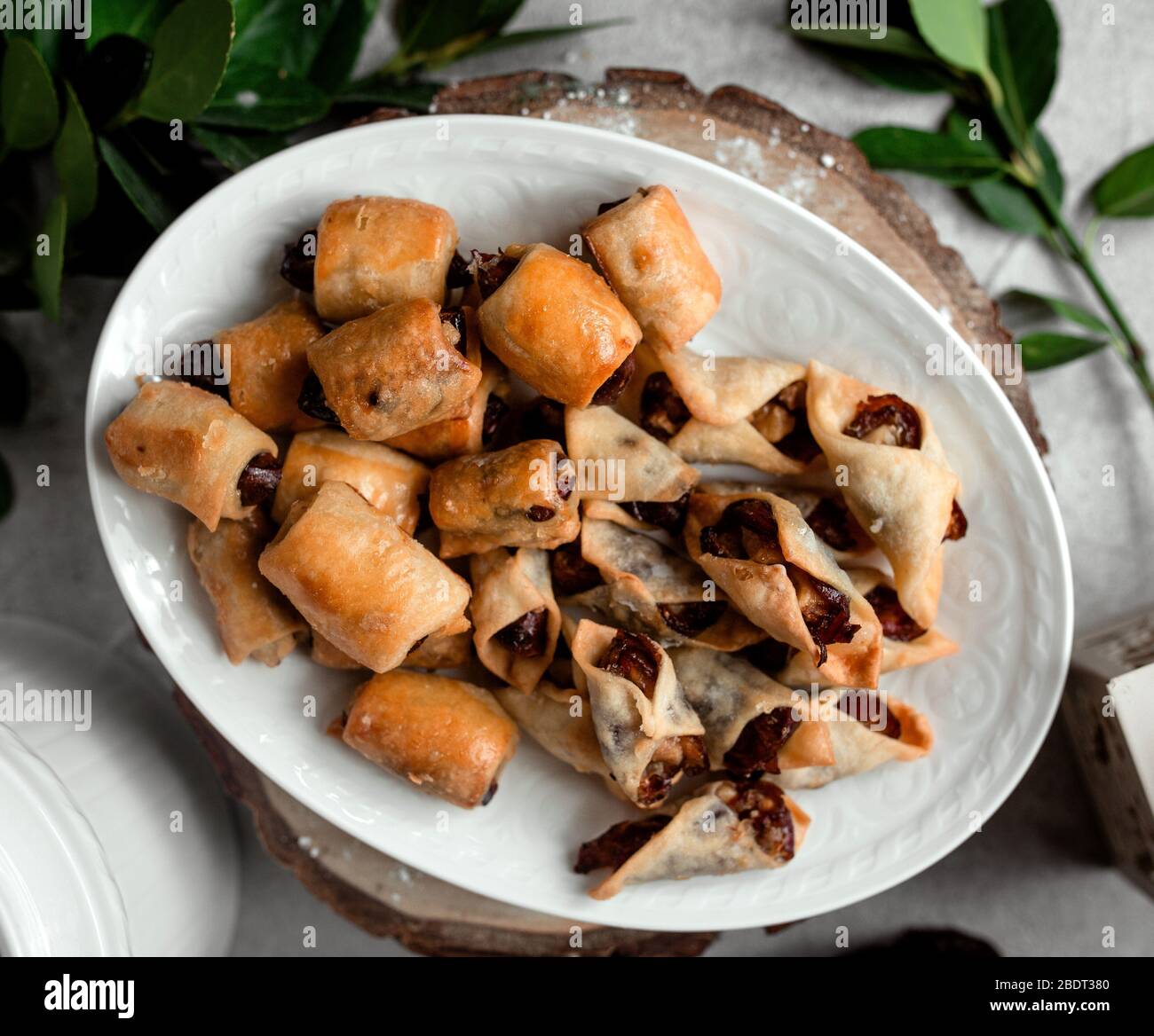 Draufsicht auf Plätzchen Platte mit Cookies mit Daten Stockfoto