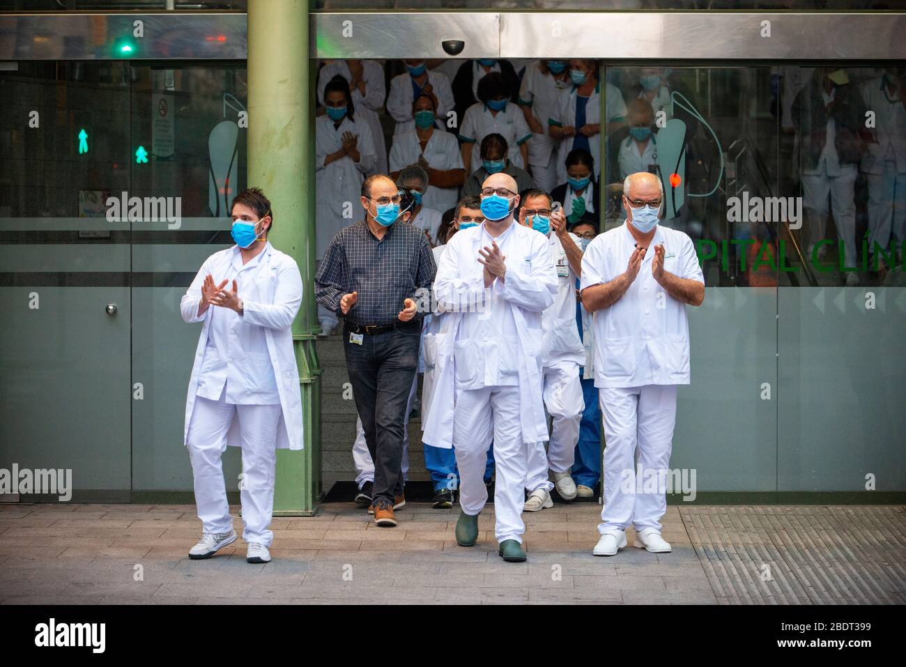 Eine Gruppe von Ärzten und medizinischem Personal aus der Klinik des Krankenhauses lobt diejenigen, die ihnen während der Coronavirus-Krise Dankbarkeit entgegenbringen.das H Stockfoto
