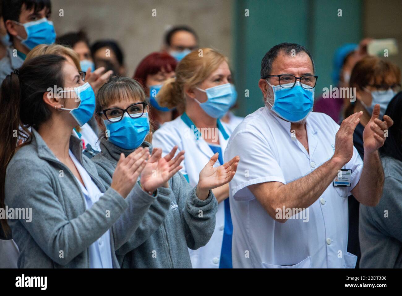 Eine Gruppe von Ärzten und medizinischem Personal aus der Klinik des Krankenhauses lobt diejenigen, die ihnen während der Coronavirus-Krise Dankbarkeit entgegenbringen.das H Stockfoto