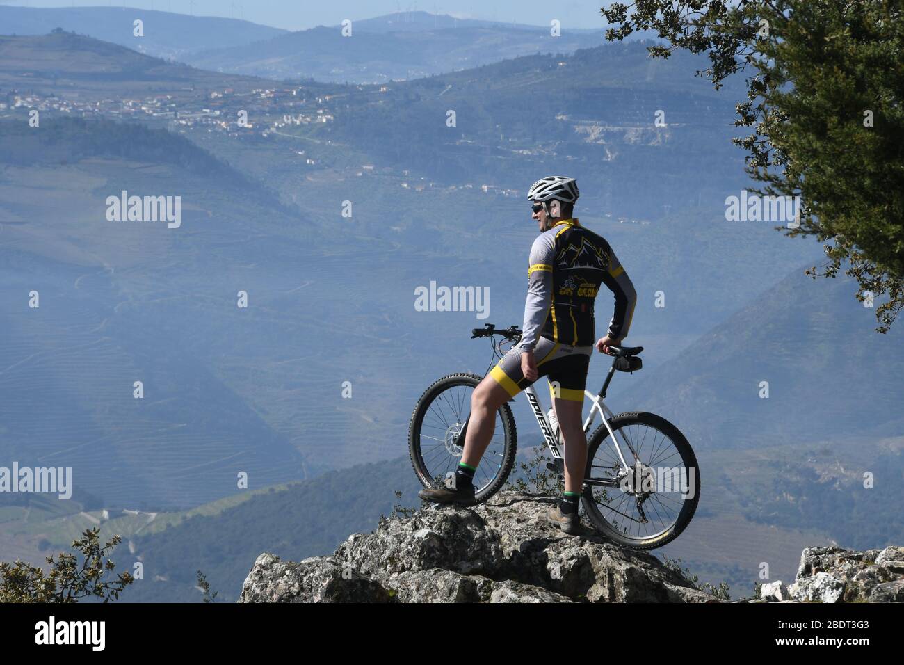 Peso da Régua, Portugal. März 2020. Miradouro SÃ£o Leonardo de Galafura zwischen Régua und PinhÃ£o, Portugal, bietet einen atemberaubenden Blick auf die Landschaft im Tal des Flusses Douro, einschließlich der Weinberge. Am 7. März 2020 ist es ein beliebter Haltepunkt und Aussichtspunkt für Mountainbikes. Credit: Mark Hertzberg/ZUMA Wire/Alamy Live News Stockfoto