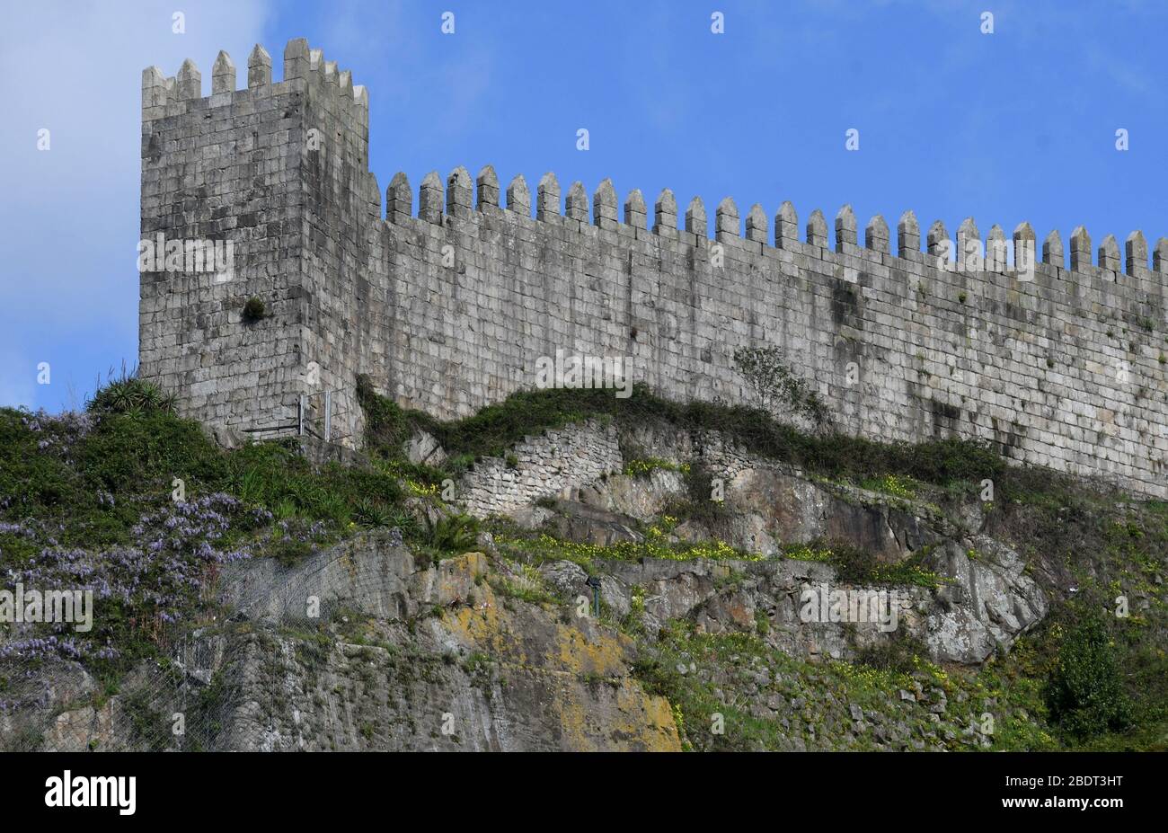 Porto, Portugal. März 2020. Nur Abschnitte der mittelalterlichen (14. Und 15. Jahrhundert) Fernandina-Wallbefestigung über der Stadt Porto, Portugal, bleiben erhalten. Credit: Mark Hertzberg/ZUMA Wire/Alamy Live News Stockfoto