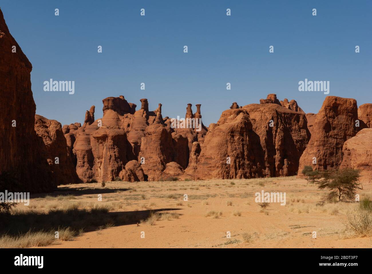 Sandsteinfelsen in der Sahara Wüste, blauer Himmel, Tschad, Afrika Stockfoto