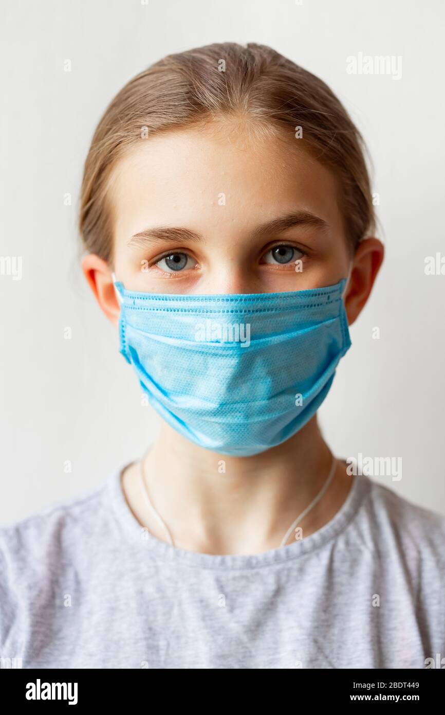 Kleines Teenager-Mädchen in medizinischen Maske traurig und erschrocken.  Coronavirus Schutz, tragen Masken Konzept Stockfotografie - Alamy