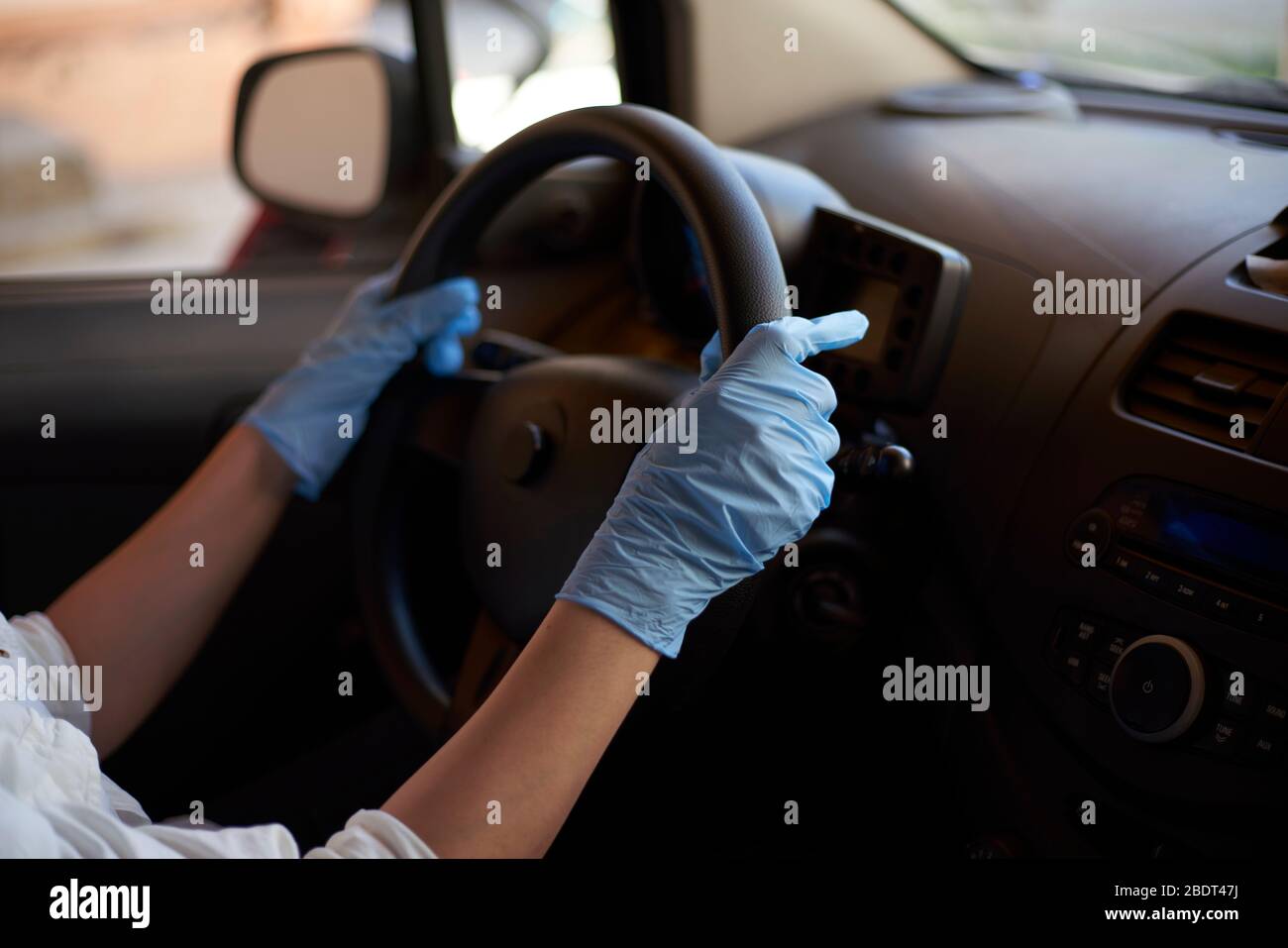 Gestrandetes junges Mädchen ficken im Auto Gestrandetes junges Mädchen ficken im Auto