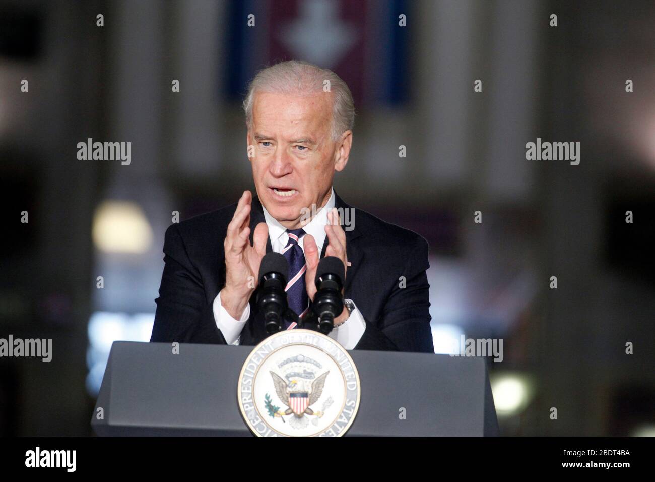 Vizepräsident Biden stellte eine Ankündigung mit Verkehrsminister Ray LaHood bei einem Besuch der PhiladelphiaÕs historischen 30. Straßenstation in Philadelphia, PA am 8. Februar 2011 vor. Kredit: Scott Weiner/MediaPunch Stockfoto