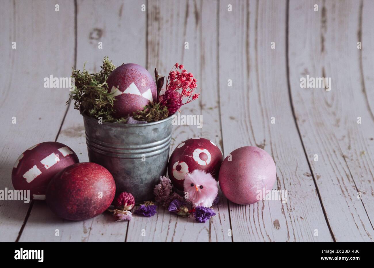 Rosa farbige Ostern Komposition. Ostereier auf rustikalem Hintergrund. Stockfoto