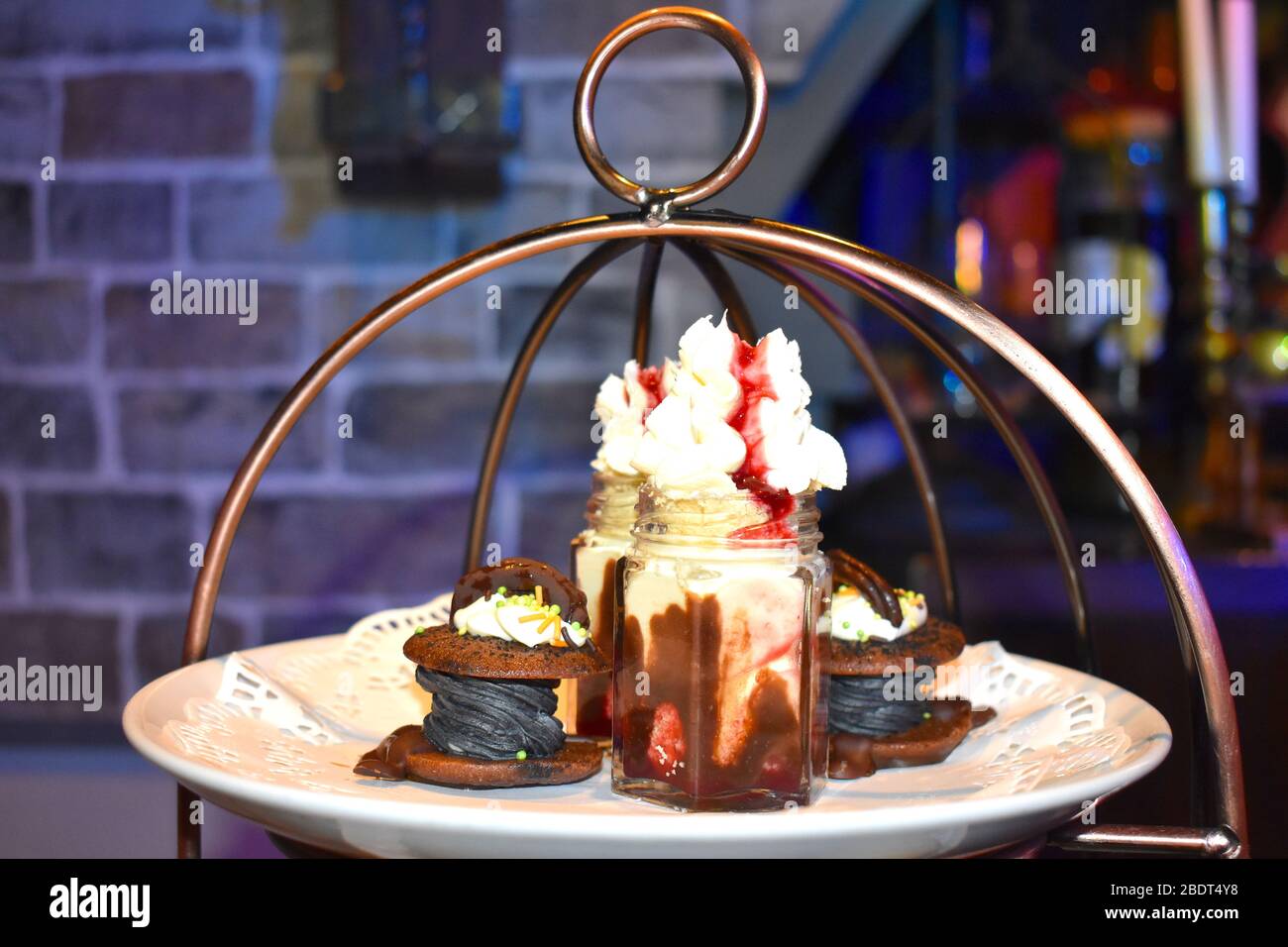 Im Zentrum Londons gibt es einen Nachmittagstee für zwei Desserts, darunter Steinkuchen mit handgefertigter Marmelade aus gerinneter Creme und Butterscotch-Kekse mit üppiger Füllung Stockfoto