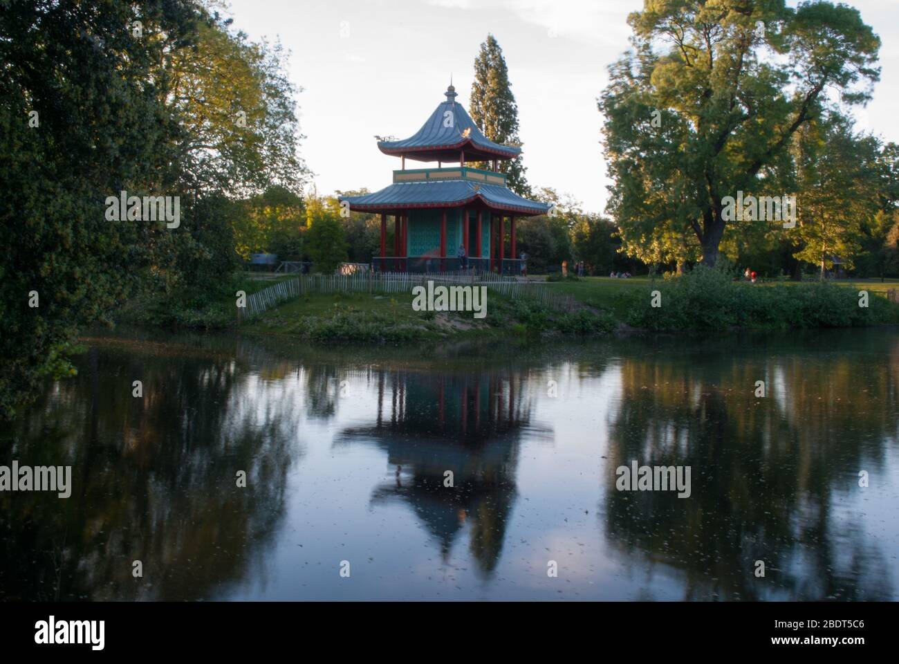 Grün Rot Gold Holzstruktur hölzerne chinesische Pagodenbrücke im Victoria Park, Grove Road, London E3 5TB von Sir James Pennethorne Stockfoto