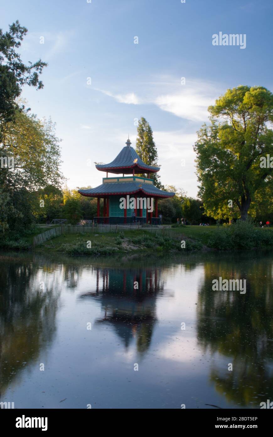 Grün Rot Gold Holzstruktur hölzerne chinesische Pagodenbrücke im Victoria Park, Grove Road, London E3 5TB von Sir James Pennethorne Stockfoto