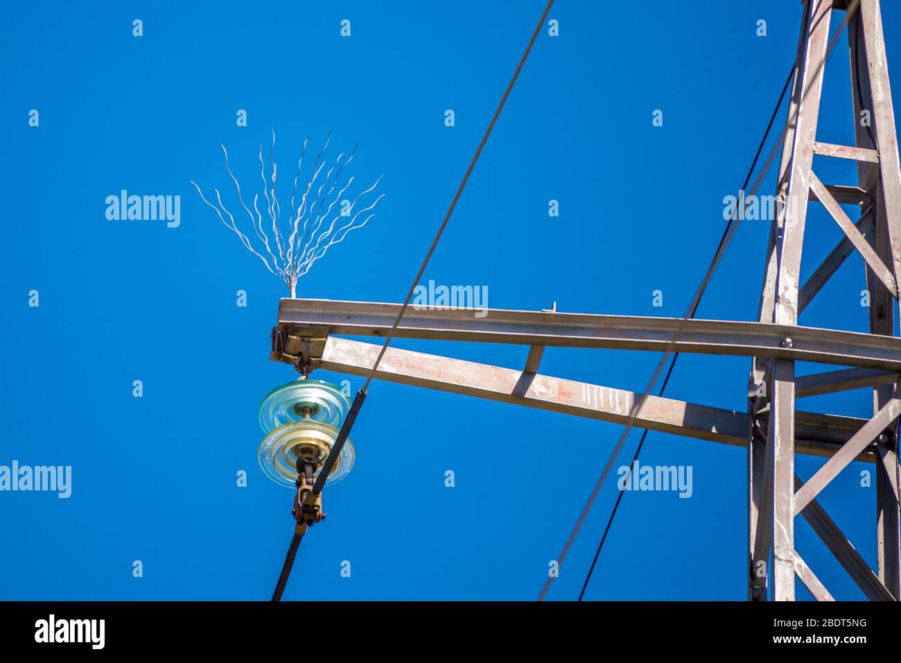 Stromnetz Donner Schutzdraht Stockfoto