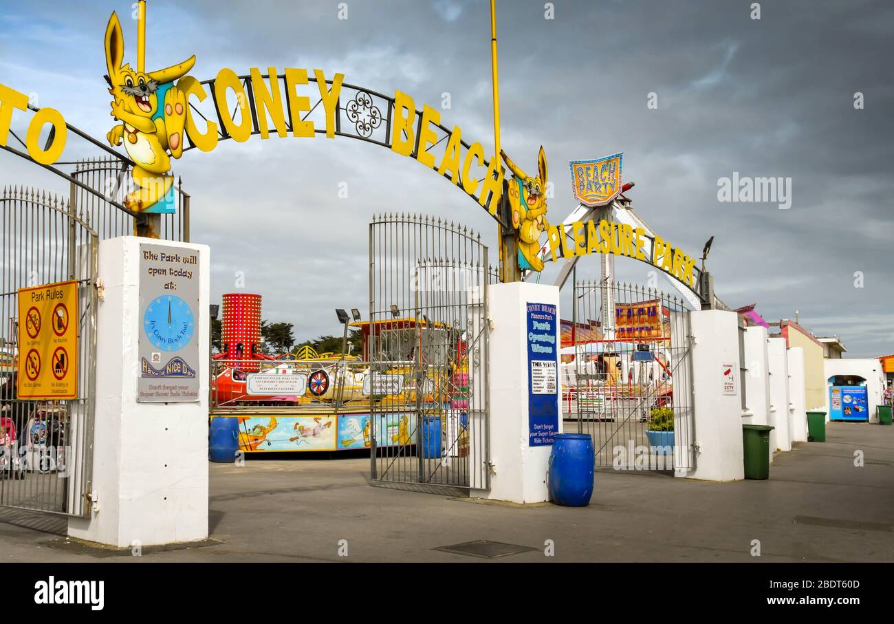 PORTHCAWL, WALES - JUNI 2018: Tore zum Coney Beach-Vergnügungsparm an der Küste von Porthcawl Stockfoto