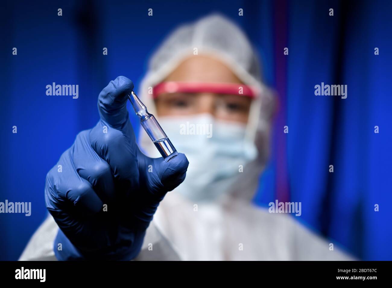 Arzt Forscher mit Ampulle Serum-Impfstoff für Impfung Impfung Gesundheit Pflege Wissenschaft Forschung Stockfoto