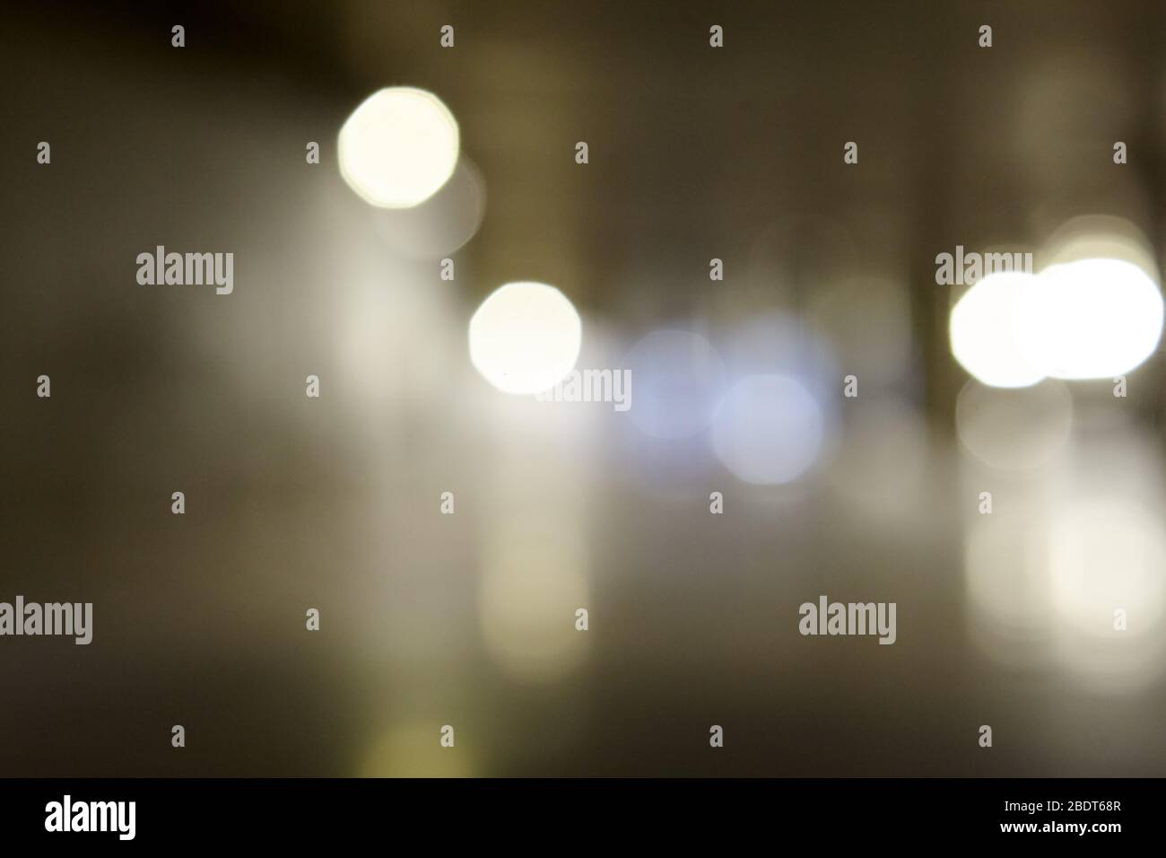 Hintergrund von defokussieren elektrischen Lampen; Beleuchtung am Abend draußen; Lichter auf der Straße sind unscharf. Stockfoto