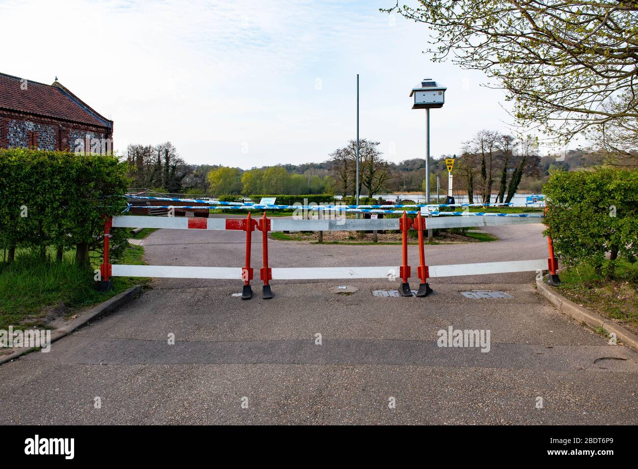 Die Polizei schließt die Parkplätze, um die Besucher davon abzuhalten, an den Feiertagen wegen des Corona-Virus Schönheitsflecken zu besuchen Stockfoto