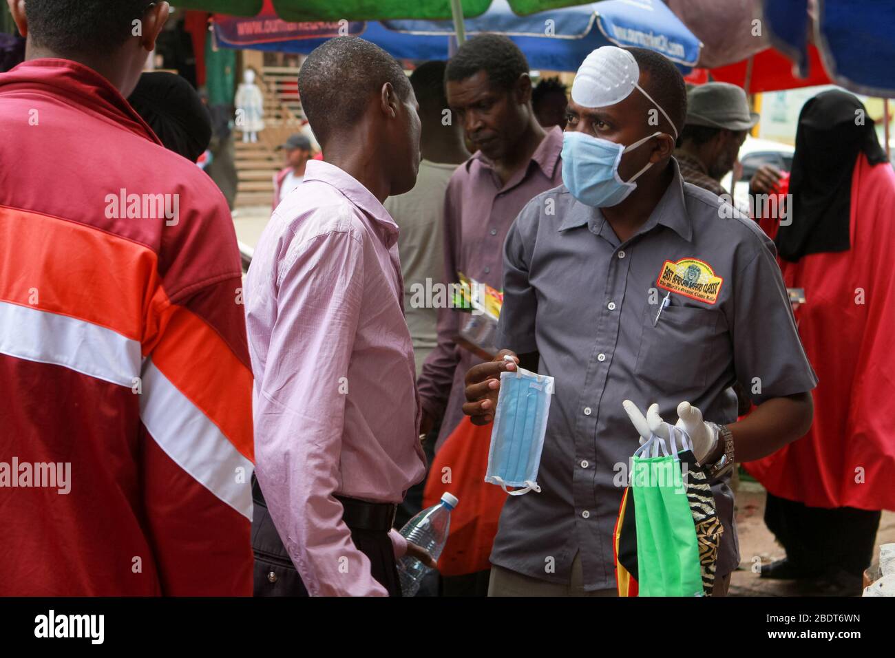 Nairobi, Kenia. April 2020. Ein Händler verkauft Gesichtsmasken, Händededesinfektionsmittel und Handschuhe in Eastleigh. Diese Artikel wurden nach der Richtlinie der Regierung über das tragen von Gesichtsmasken an öffentlichen Orten auf Nachfrage verkauft. Am Montag, den 6. April, verkündete der kenianische Präsident Uhuru Kenyatta eine 21-tägige Einstellung der Bewegung in und aus Nairobi und den Grafschaften Kilifi, Kwale und Mombasa aufgrund der Verbreitung von COVID-19 in diesen Regionen. Es folgte eine nächtliche Ausgangssperre (19:00 bis 5:00 Uhr), die nur wenige Tage zuvor verhängt worden war. Kredit: Boniface Muthoni/SOPA images/ZUMA Wire/Alamy Live News Stockfoto