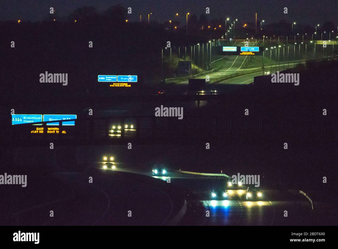 Glasgow, Großbritannien. April 2020. Abgebildet: Straßenschilder entlang der Autobahnen M8 und M80, die lauten: "EASTER WEEKEND STAY HOME DONT TRAVEL" die Pandemie von Coronavirus hat die britische Regierung gezwungen, eine Abschaltung aller britischen Großstädte zu bestellen und die Menschen zu Hause zu lassen. Das hat die Autobahnen und alle anderen Straßen frei von der üblichen Nase gelassen, um den Verkehr, der sonst da wäre, zu vereitelen. Kredit: Colin Fisher/Alamy Live News Stockfoto